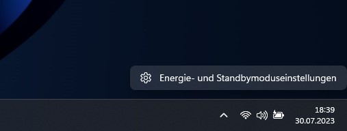 Öffnen Sie die Energie- und Standbymoduseinstellungen über einen Rechtsklick auf das Batteriesymbol in der Taskleiste.